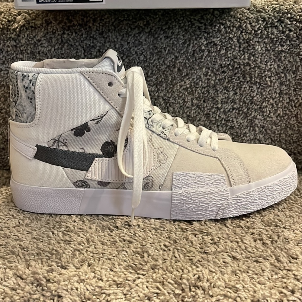 Nike Men’s High-Top Sneakers White with Gray Floral Accents - Picture 2 of 6